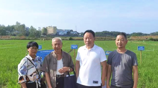 常德市科協(xié)黨組成員、副主席李風(fēng)看望老科技工作者并考察科技示范項(xiàng)目